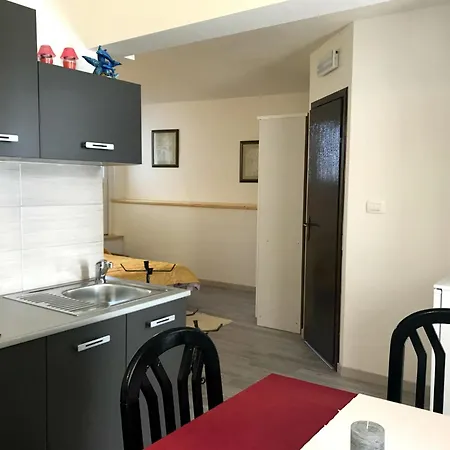 Apartment Cozy Just A Short Walk From The